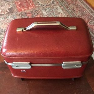 Vintage ‘70s Train Case ✈️ American Tourister in burgundy